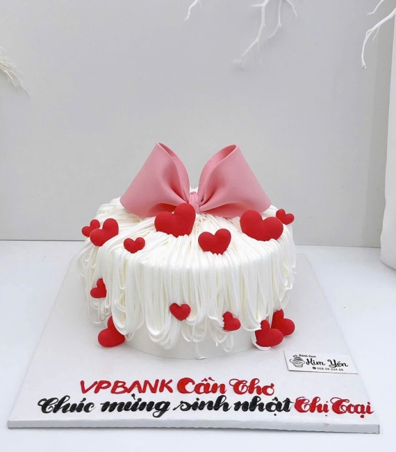 Bánh kem tone đỏ kết hợp trắng