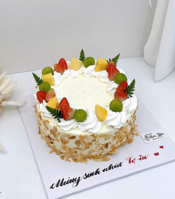 Bánh trái cây mix nhiều loại trái phủ hạnh nhân 