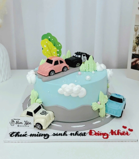 Bánh kem dành cho bé trai  yêu thích xe ô tô 