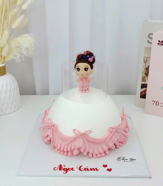 Bánh sinh nhật dành cho bé gái công chúa tone hồng 