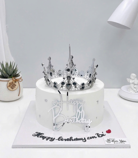 Bánh kem cho nữ vương miện tone trắng 