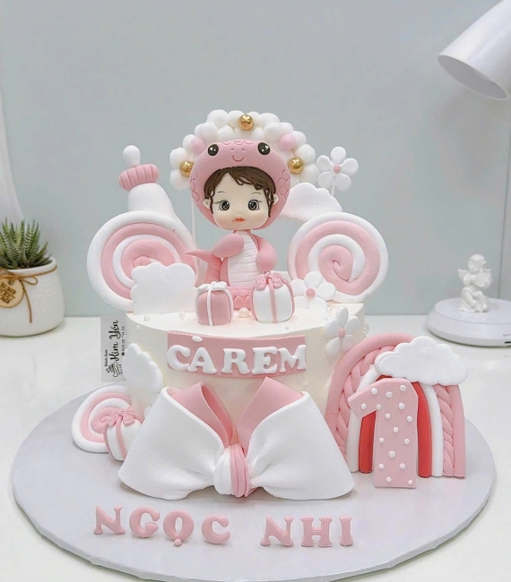 Bánh kem thôi nôi dành cho bé gái tuổi tỵ tone hồng hot hiện tại 