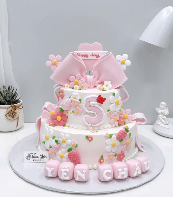 Bánh sinh nhật bé gái lên 2 tầng hot hiện nay 