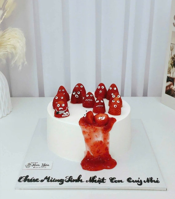 Bánh trái cây kết hợp dâu tây tạo hình bựa nhây 