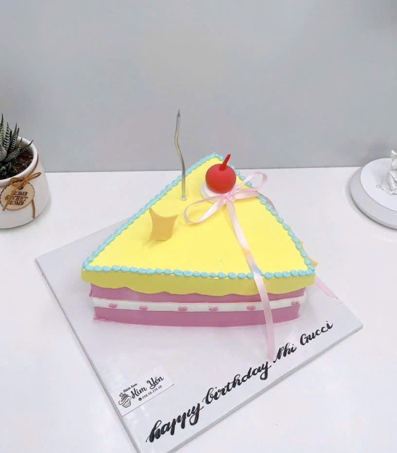 Bánh kem tặng sinh nhật hình tam giác đẹp 