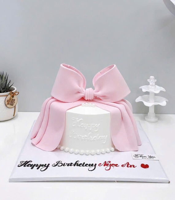Bánh kem nơ hồng hot hiện nay 