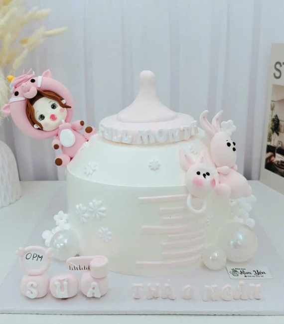Bánh kem đầy tháng tạo hình bình sữa cho bé gái 