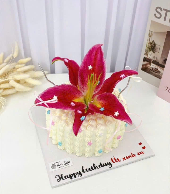 Bánh kem dành cho nữ kết hợp hoa đỏ xinh 