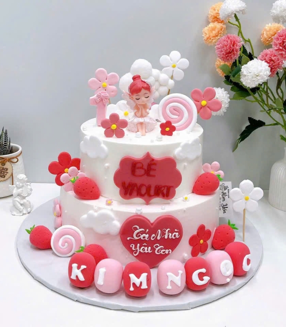 Bánh kem thôi nôi dành cho bé gái 2 tầng kết hợp đỏ hồng 