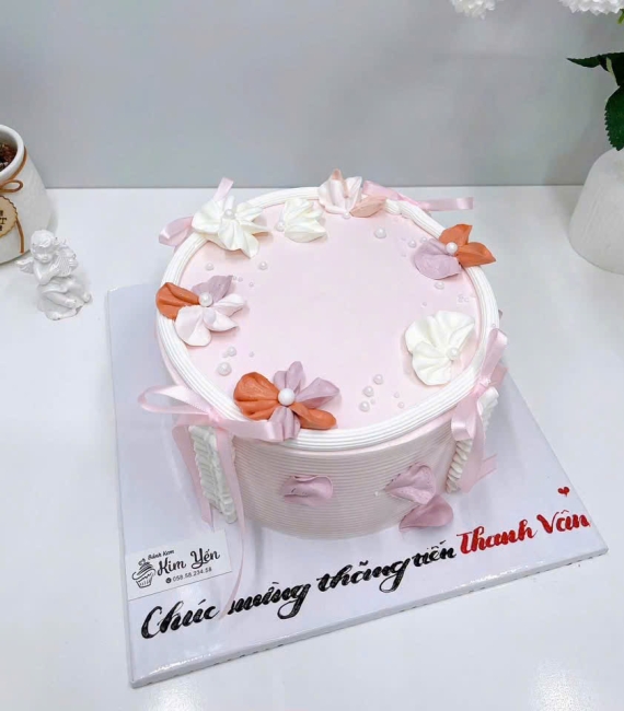 Bánh kem hoa nhí mẫu đẹp hot 2026
