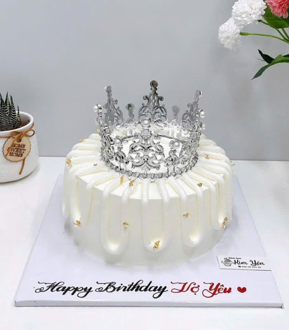Bánh kem tone trắng kèm vương miện siêu hot hiện nay 