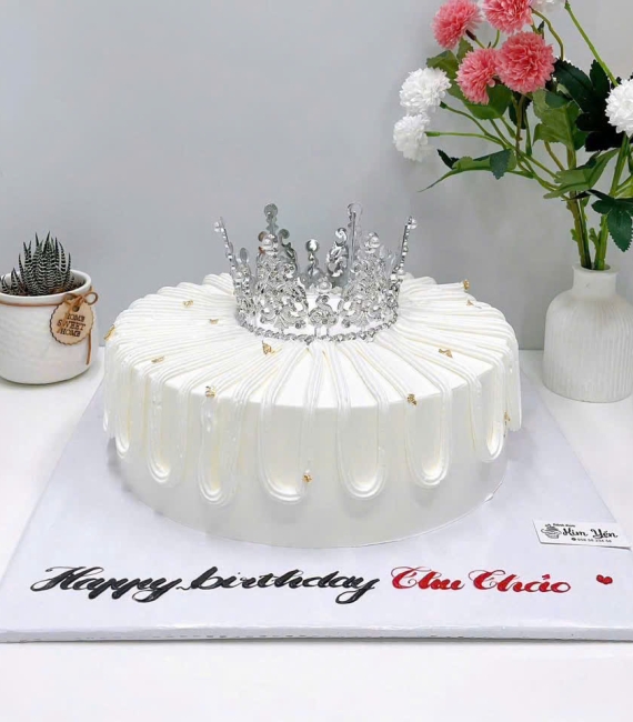 Bánh kem dành cho nữ tone trắng kèm vương miện hot 