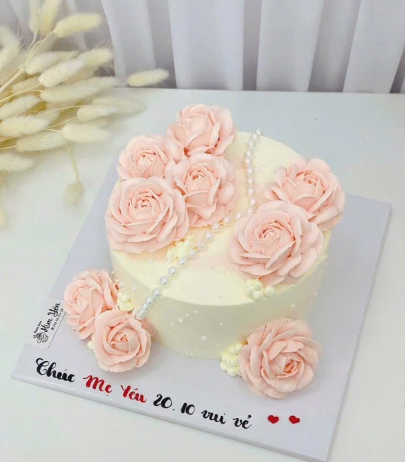 Bánh kem tone trắng hoa hồng hot 