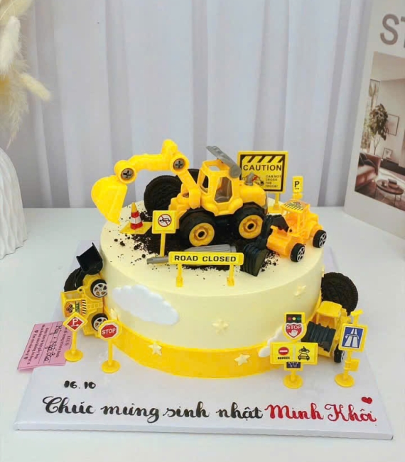 Bánh kem dành cho bé trai yêu cầu mẫu xe công trình hot 