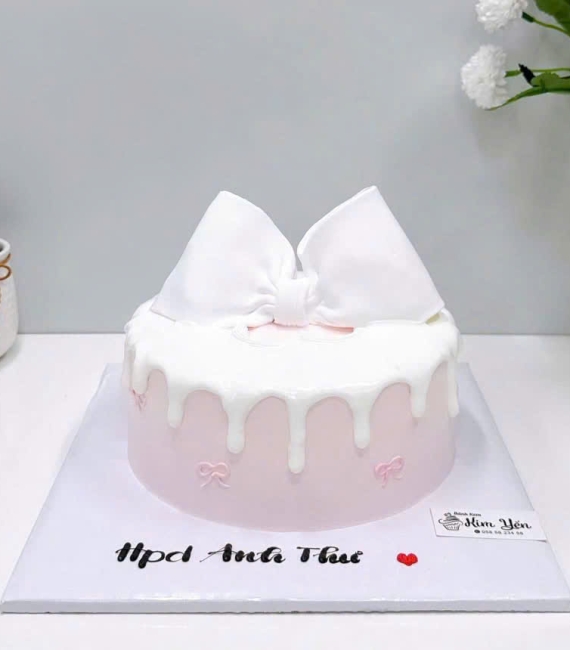 Bánh kem tone trắng nơ xinh hot 