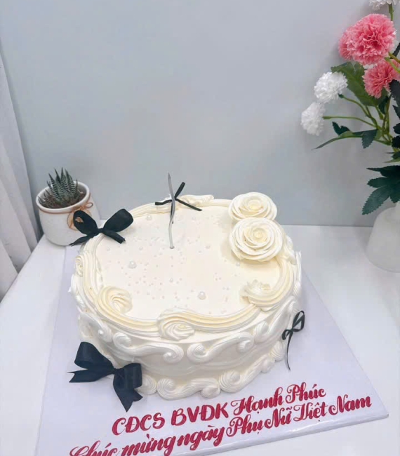 Bánh kem tone trắng công ty hot 2026