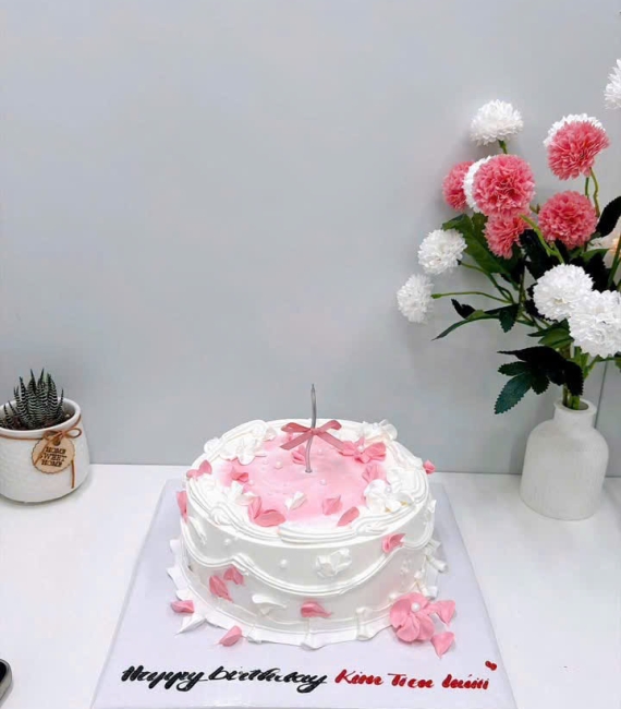 Bánh kem hoa nhí tone hồng hot 