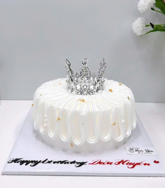 Bánh kem tone trắng kèm vương miện hot 
