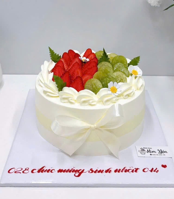 Bánh trái cây kết hợp nho và dâu hot 