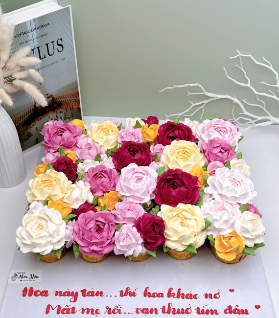 Bánh chúc mừng sinh nhật trang trí hoa tươi