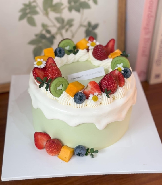 Bánh kem trang trí trái cây