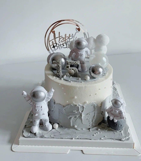 Bánh fondant thôi nôi phi hành gia cho bé trai