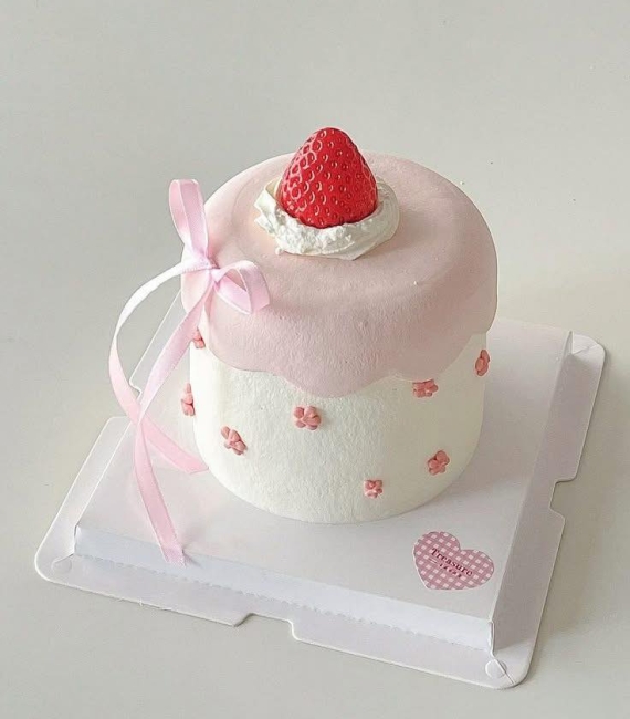  Bánh kem tone hồng trái dâu 