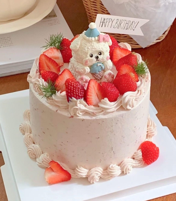 Bánh kem trang trí trái cây tone hồng nhẹ nhàng