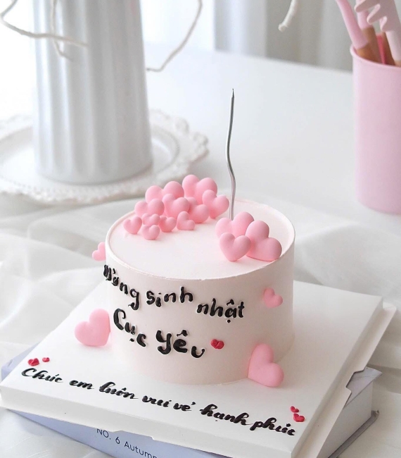  Bánh kem tone hồng trái tim