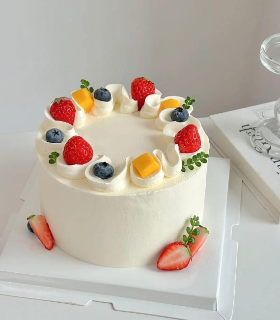 Bánh kem trang trí trái cây