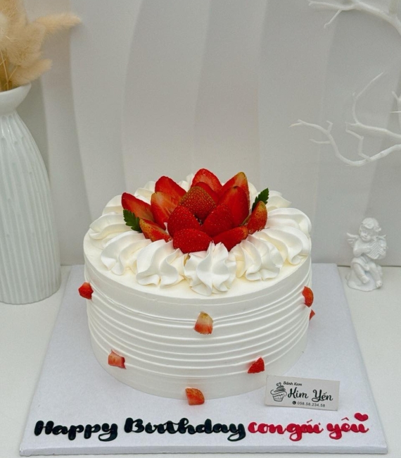 Bánh kem trang trí trái dâu tây đẹp mắt