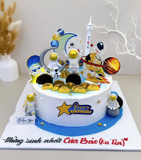Bánh sinh nhật dành cho bé trai thích phi hành gia