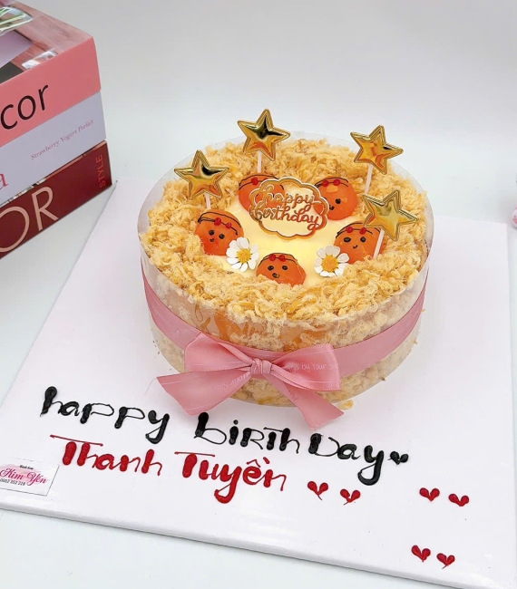 Mẫu bánh bông lan trứng muối  có phụ kiện con ong và ngôi sao