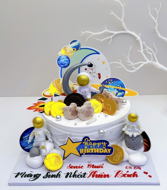 Mẫu bánh kem dành cho bé trai thích phi hành gia
