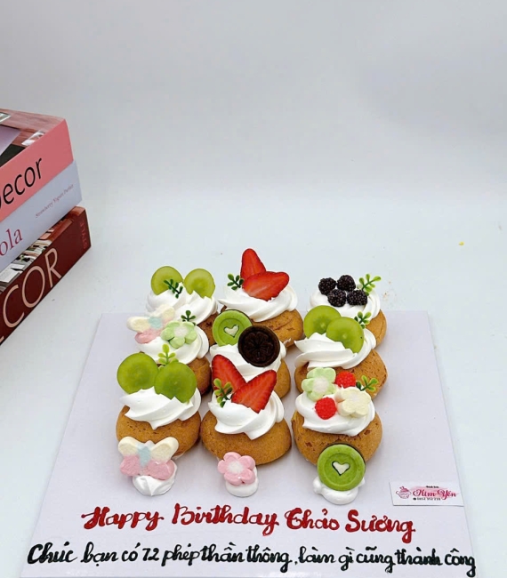 Set bánh su kem Singapore hoa quả tặng 20/10 mẫu đẹp 2025