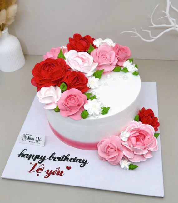 Mẫu bánh kem đẹp tặng vợ ngày lễ 2025