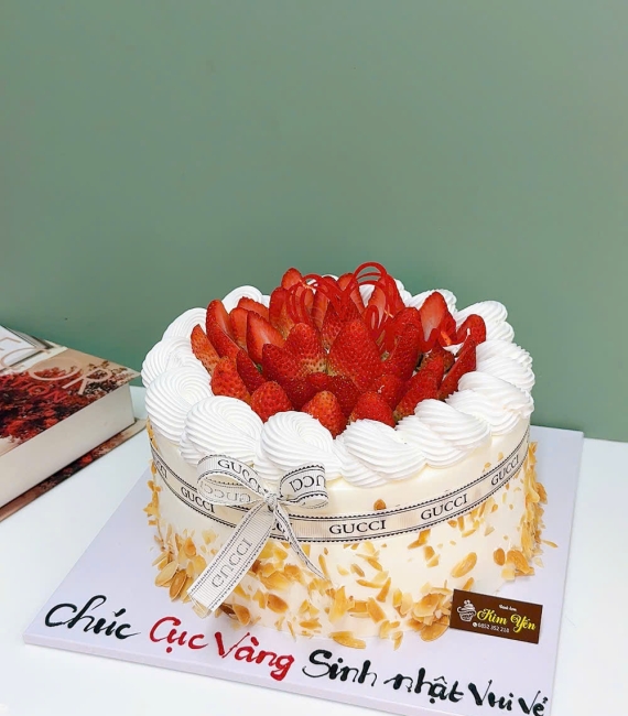 Bánh kem bắp trang trí đầy dâu tây