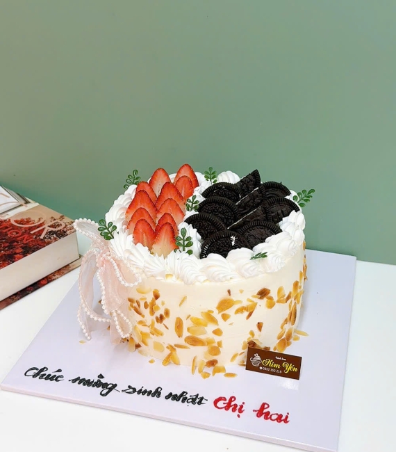 Bánh bắp trang trí đầy dâu tây và socola