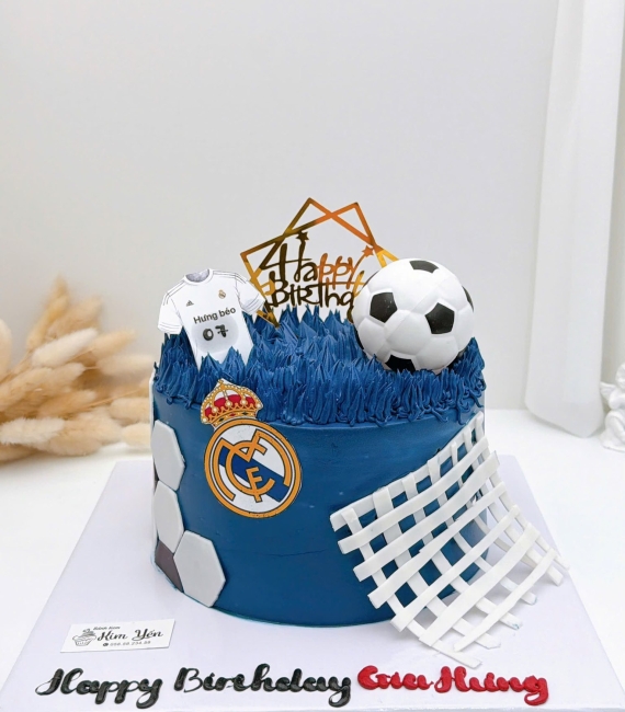 Bánh kem dành cho bé trai tạo hình lưới sân bóng đá