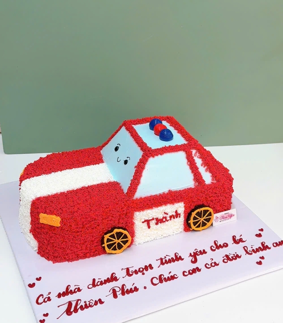 Bánh kem tạo hình chiếc ô tô cho bé trai