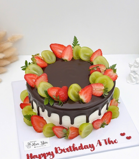 Bánh sinh nhật socola kèm trang trí trái cây tươi