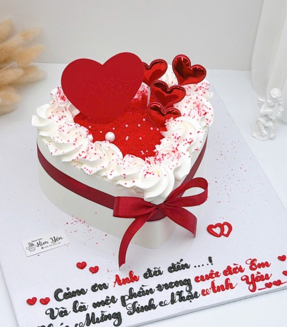 Bánh kem dành nữ trái tim viết lịch ngày kỷ niệm