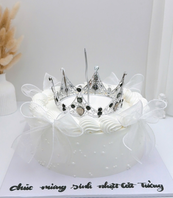 Bánh kem vương niệm tone trắng mẫu hot