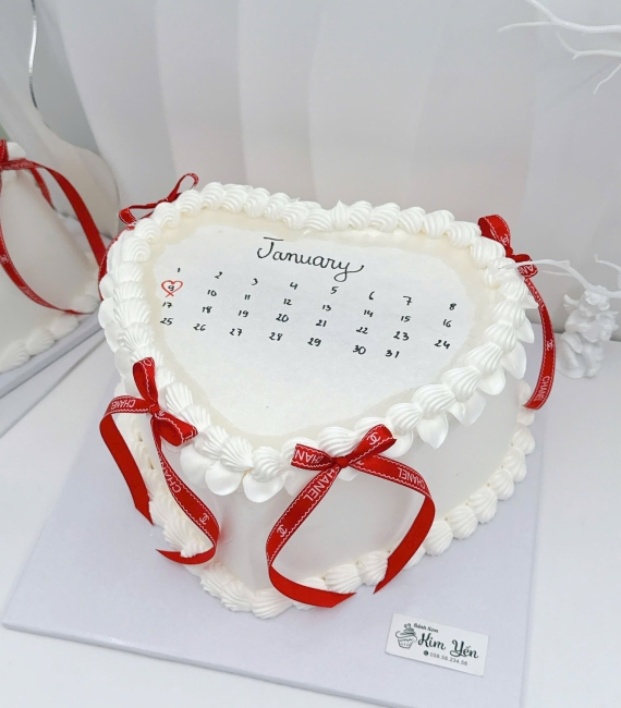 Bánh kem dành nữ trái tim viết lịch kèm theo yêu cầu