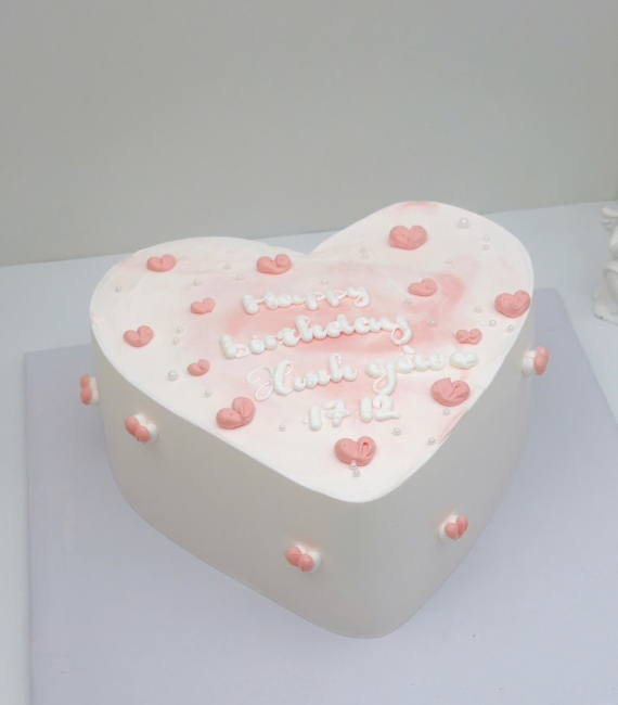 Bánh kem trái tim dành cho nữ mẫu hot 2025