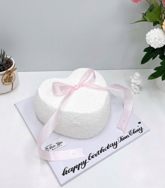 Bánh kem tone hồng cho nữ 17 tuổi hình trái tim 