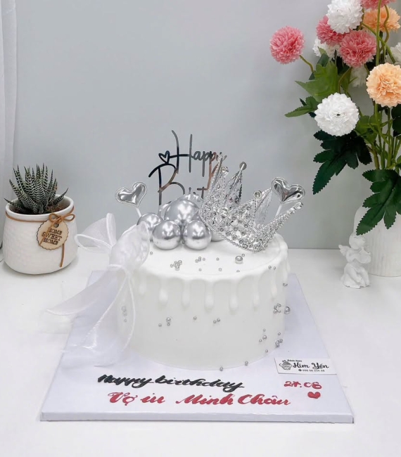 Bánh kem tone trắng kèm vương miện hot hiện tại 