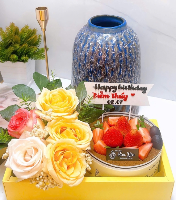 Mẫu sét bánh kem và hoa tươi tặng người thân( tùy chọn bánh theo yêu cầu)