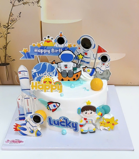 Mẫu bánh kem dành cho bé trai kèm phụ kiện người phi hành gia