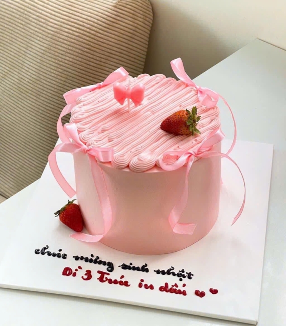 Bánh trang trí dâu kiểu Hàn Quốc